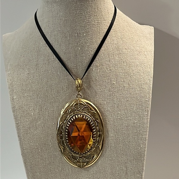 Vintage Oval Amber Pendant set in beautiful bezel. Faceted stone. Pendant only. - Picture 6 of 15